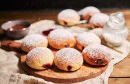 Pour vos beignets et muffins La confiture EXTRA de pêche Roussanne est parfaite en pâtisserie pour garnir des beignets ou des muffins à la confiture !