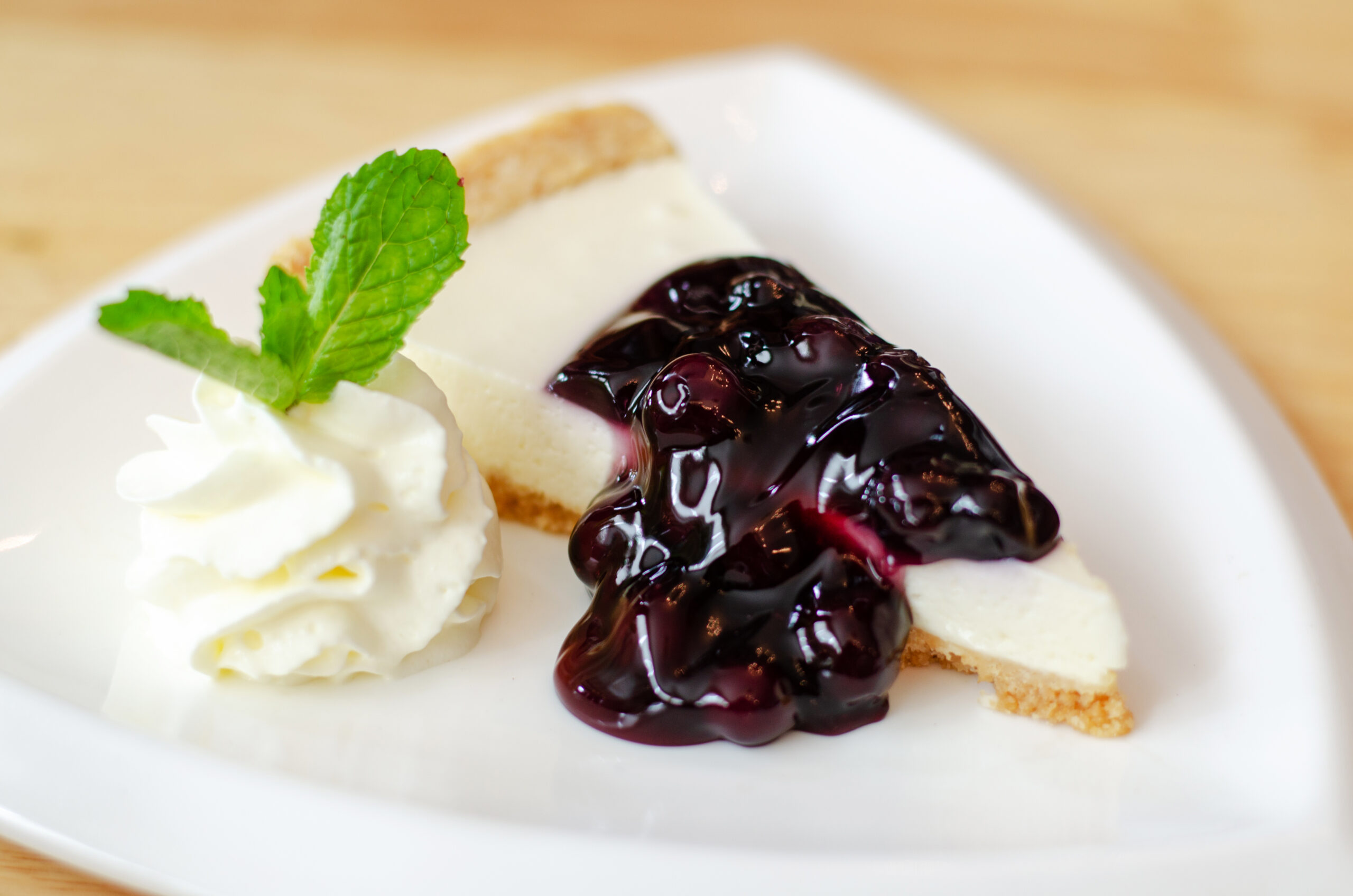 Utilisez notre confiture de fruits rouges pour agrémenter vos pâtisseries. Idéal avec le cheesecake!