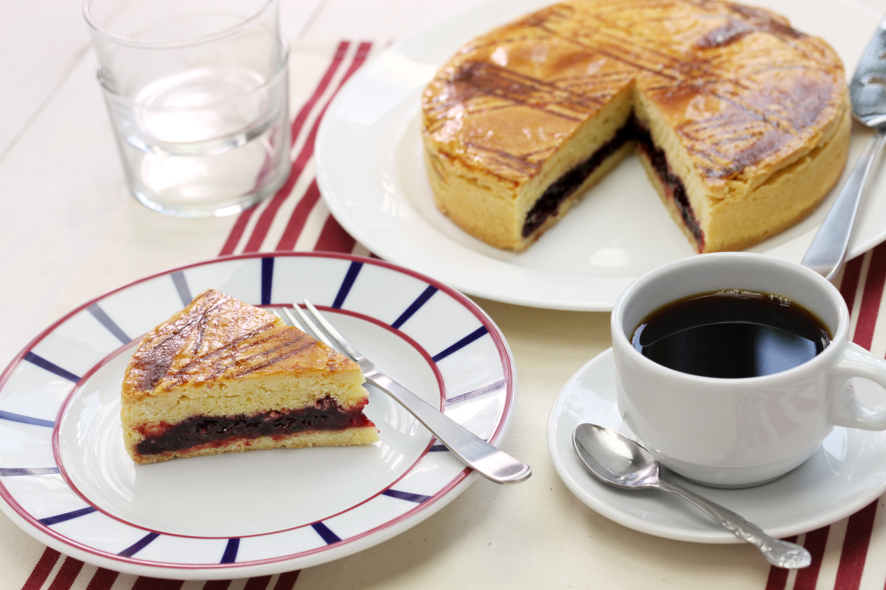 Le gâteau Basque à la confiture de cerises noires permet de sublimer cette confiture. Une autre spécialité du Pays Basque!