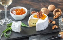 La confiture EXTRA de pêche-abricot se marie très bien avec de nombreux fromages: Brie de Meaux, Epoisses, Cantal, Bleu d'Auvergne ...