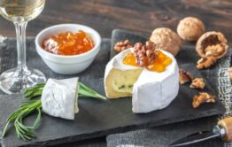 Avec du fromage La confiture d'abricot se marie très bien avec de nombreux fromages: Brie de Meaux, Epoisses, Cantal, Bleu d’Auvergne …