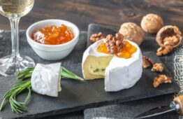 Avec du fromage La confiture EXTRA de pêche Roussanne s'associe avec des fromages doux et crémeux: reblochon, brie, Saint Félicien...