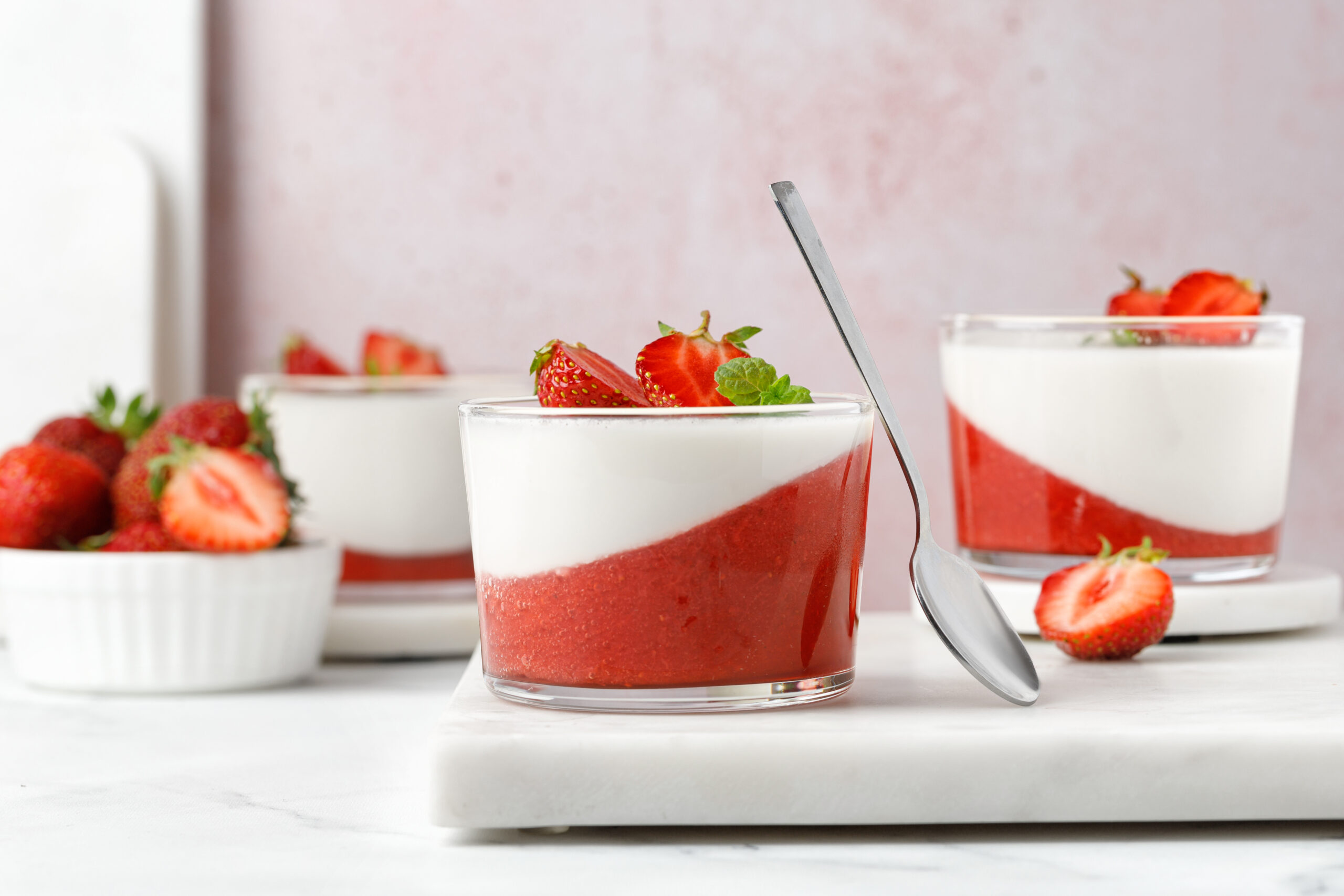 La confiture EXTRA de fraise permet de réaliser facilement des panna cotta. Elle sert aussi pour parfumer les yaourts ou les verrines.