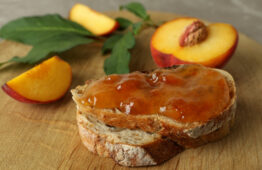 Sur des tartines La confiture EXTRA de pêche Roussanne peut se déguster tout simplement sur une tartine de bon pain ! A tous moments de la journée.