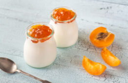 Yaourt et fromage blanc La confiture de pêche roussanne est parfaite pour parfumer vos yaourts nature et fromage blanc! De même, elle viendra sublimer les cheesecake.