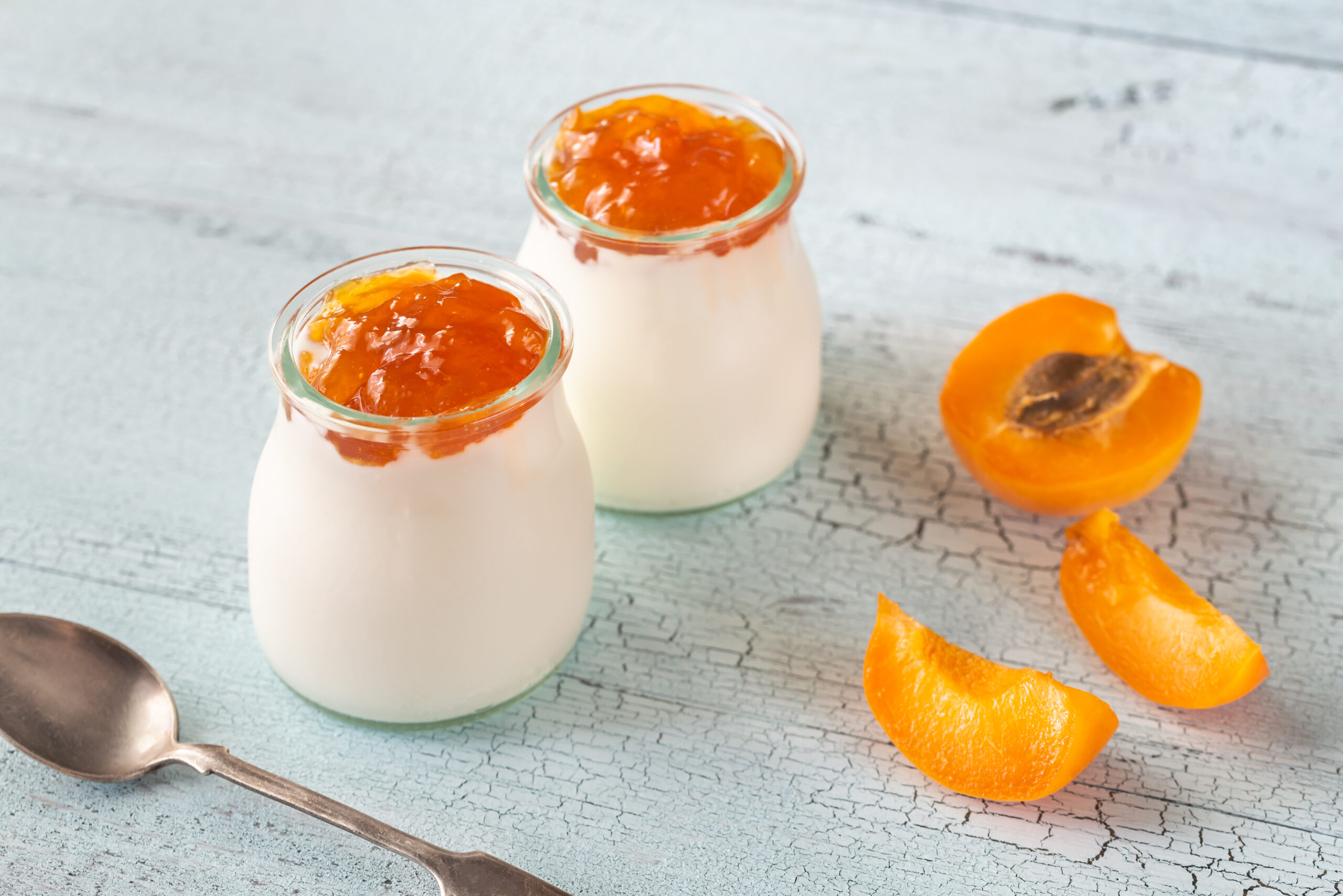 confiture extra pêche-abricot dans yaourt blanc