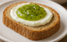 Avec du fromage La confiture de kiwi vert se marie très bien avec de nombreux fromages: Philadelphia, chèvre frais, bleus, Brie, Camembert ...