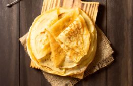 Sur des gaufres ou des crêpes La confiture de reine-claude est très gourmande. Elle est délicieuse pour accompagner crêpes, pancakes et gaufres! Et même le brioche!