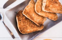 Sur une tartine de pain grillé La confiture de kiwi se déguste simplement avec une tranche de pain grillé, pour le petit déjeuner ou pour le goûter!