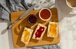 Avec fromage et foie gras La confiture de reine-claude accompagne à merveille des fromages comme le comté, le cantal, le roquefort et même les toasts de foie gras!