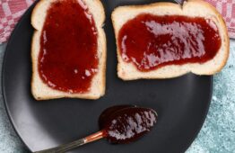 Tartines grillées Verte ou rouge, la rhubarbe est délicieuse sur des tartines de pain grillé . Le meilleur moyen d'en apprécier toute sa saveur!