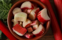 Un fruits sain La rhubarbe favorise le transit intestinal. Les fibres quant à elles permettent de réduire le mauvais cholestérol.