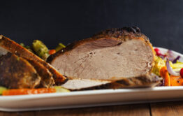 Roti de porc Mélangée à de la moutarde puis badigeonnée sur votre rôti de porc la veille, la confiture d'abricot en révèlera toutes les saveurs!