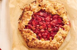Tarte aux fruits La confiture de rhubarbe est excellente en garnir de vos tartes aux fruits: pomme, poire, ou tout simplement rhubarbe!